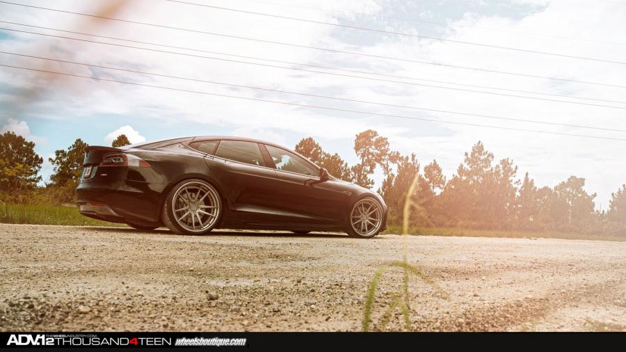  Tesla Model S by ADV.1 Wheels 2014 года  (фото 4 из 21)